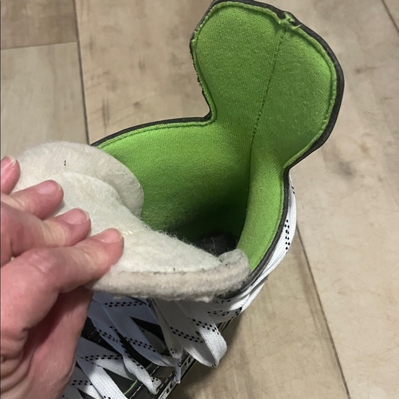 Junior - 2.5 - Bauer Black and White Hockey Skates with Neon Green Accents - Picture 4 of 16